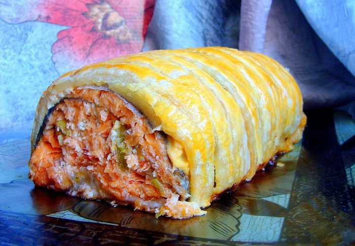 Острый лососевый рулет в тесте