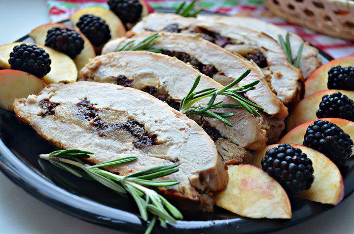 Филе индейки, фаршированное ежевикой и яблоками