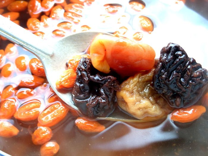 Сладкий суп с рисом, фруктами и ягодами