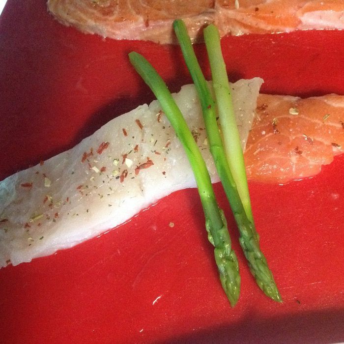 Дуэт из двух видов рыб со спаржей