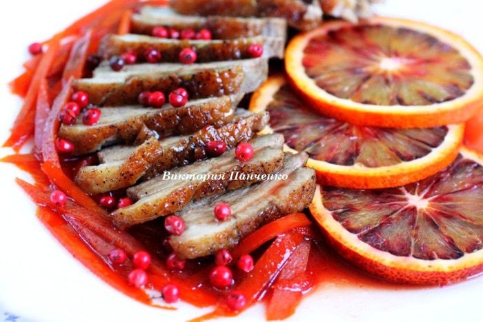 Утиная грудка в апельсиновой глазури с розовым перцем