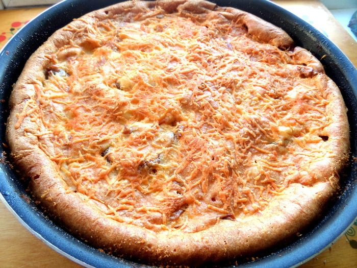 Золотистый заливной пирог с рыбой