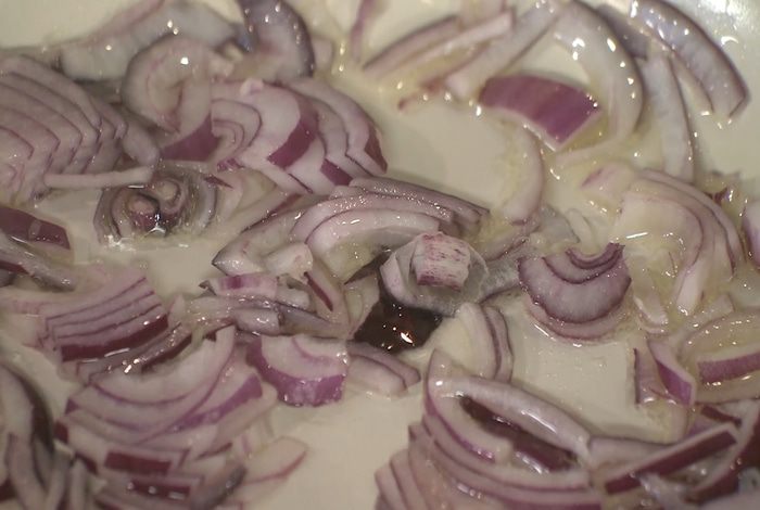 Картофельные оладьи и запеченный перец с сосисками 