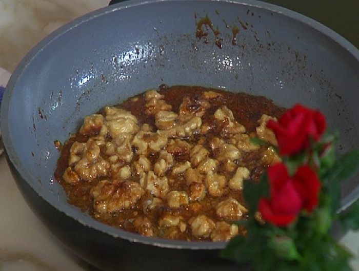 Взбитые сливки с томлеными сливами и карамелизированными орехами 