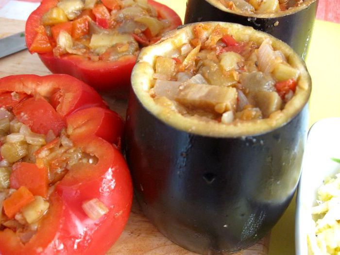 Баклажаны и перцы с кориандром, сыром и овощами