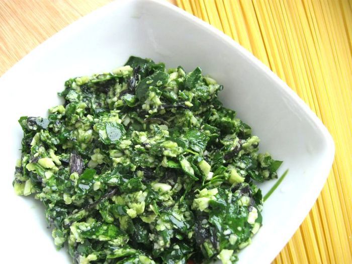  Спагетти с базиликом, шпинатом и беконом