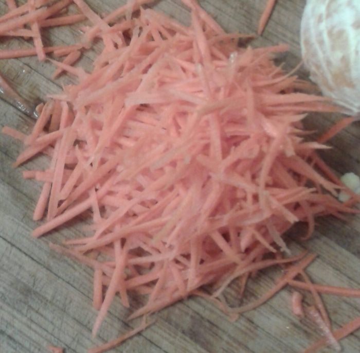 Салат морковно-апельсиновый с финиками