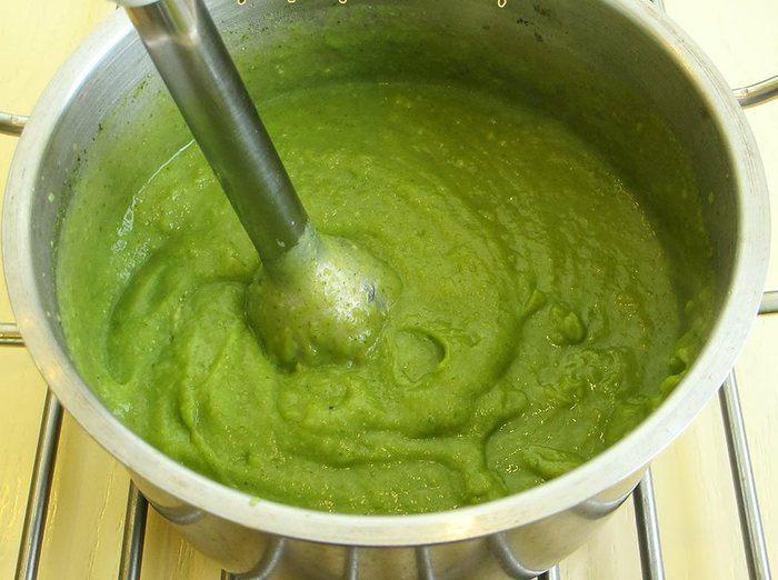 Суп-пюре из брокколи с гренками