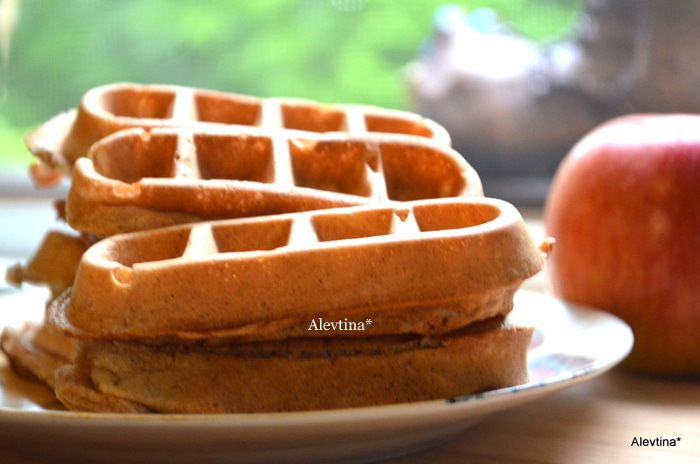 Яблочные вафли с корицей
