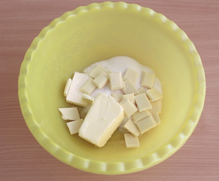 Пирог с белым шоколадом и брусникой
