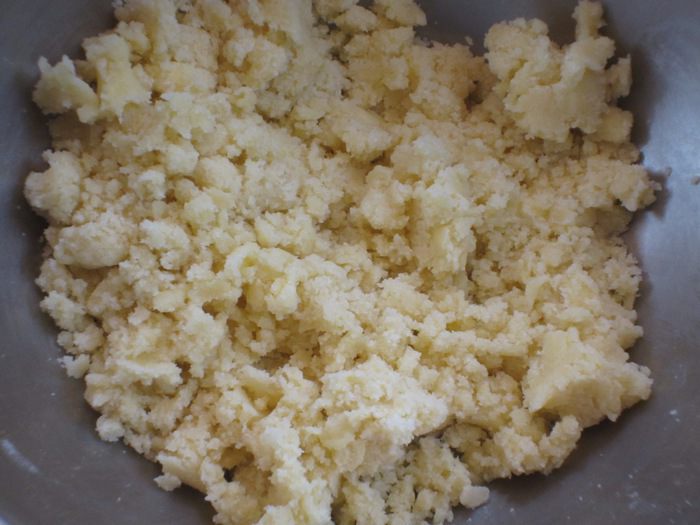 Обсыпной сливовый пирог с творожной начинкой