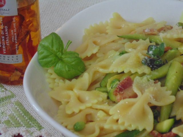 Фарфалле с овощами и ветчиной