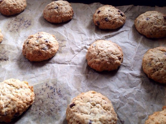 Овсяное печенье с шоколадными каплями и орехами