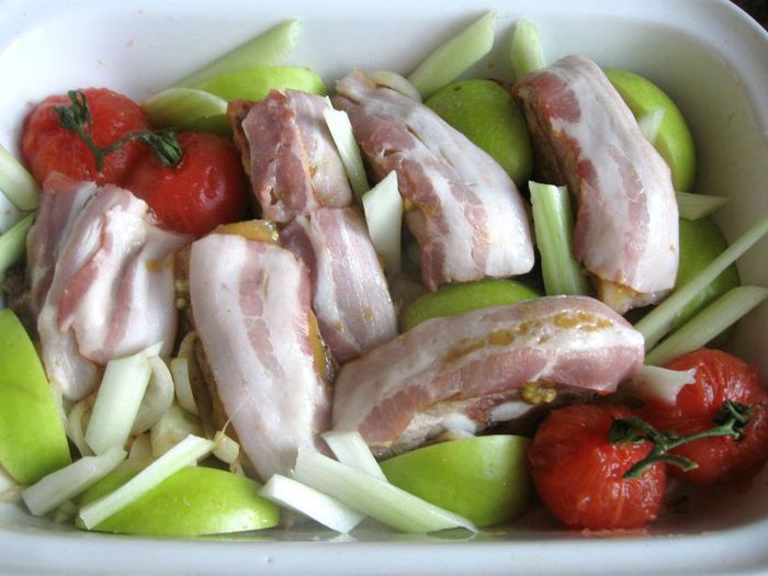 Свинина под ароматной корочкой, с яблоком, помидором и сельдереем
