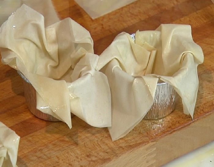 Яйца, запеченные в корзиночках фило с грибами 