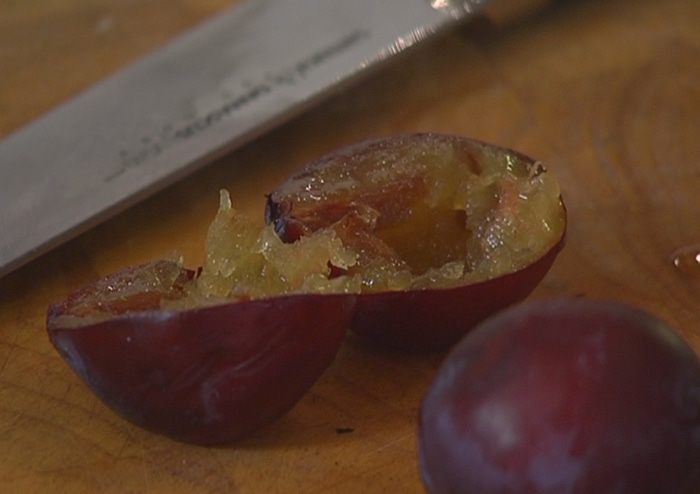 Карамелизированные сливы с йогуртом на бриоши 