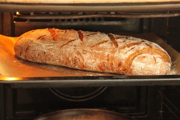 Домашний хлеб с сушеными грибами и жареным луком