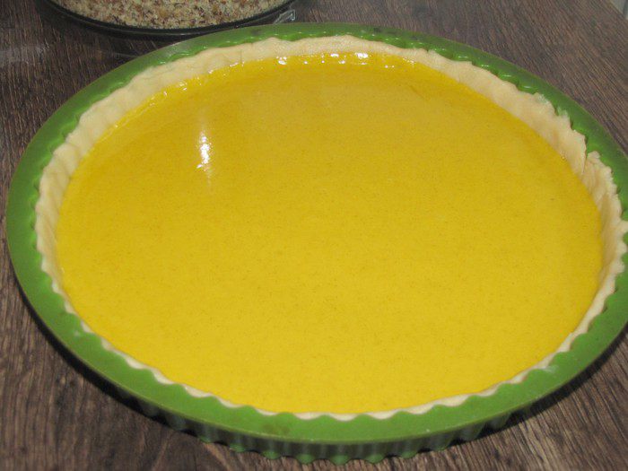 Пряный пирог с тыквой и орехами