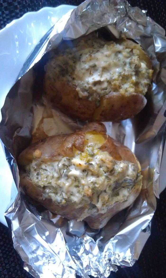 Картофель, фаршированный брокколи и сыром