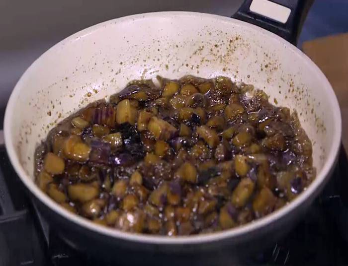 Кускус с баклажаном, цукини и перцем чили 