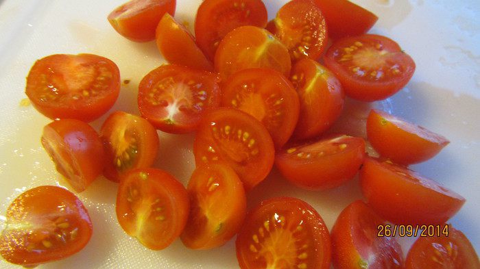 Белая рыба, запеченная с овощами, фасолью и маслинами