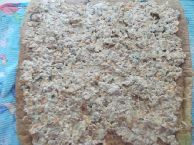 Рулет из кабачкового теста с начинкой из овощей, мяса и сыра