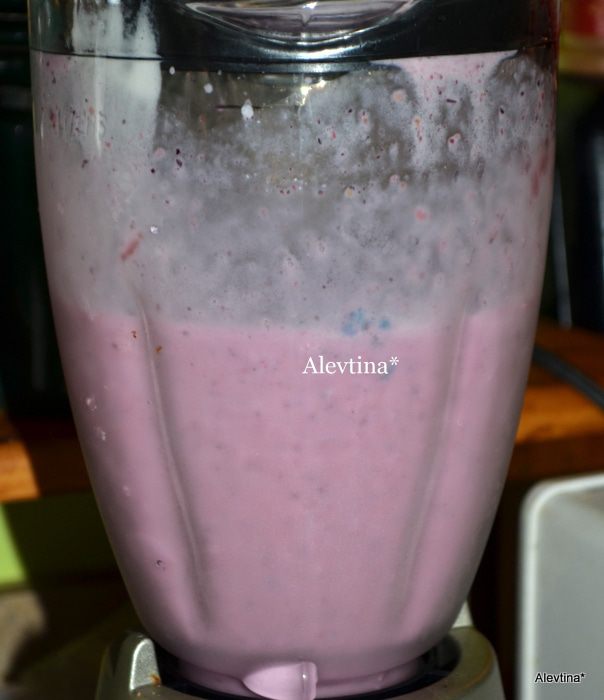 Коктейль ягодный с маршмеллоу