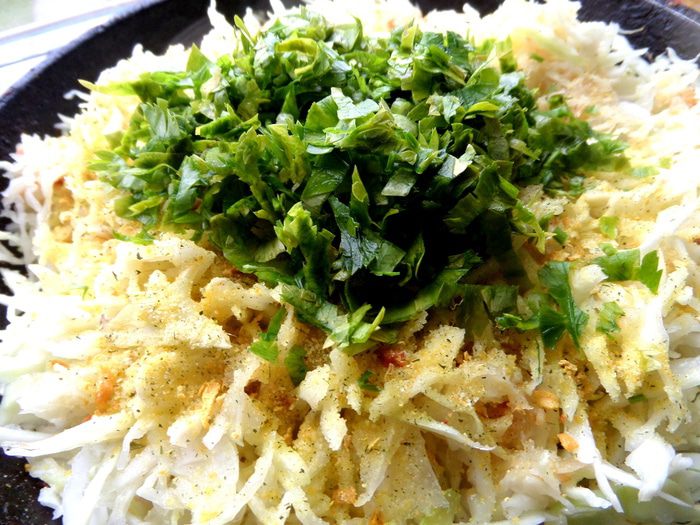 Мини-пирожки с капустой, сельдереем, шпинатом и сыром