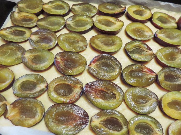 Тертый пирог со сливами