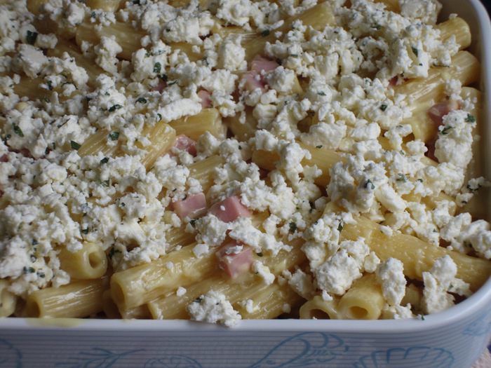 Гратен из пасты с фетой и ветчиной