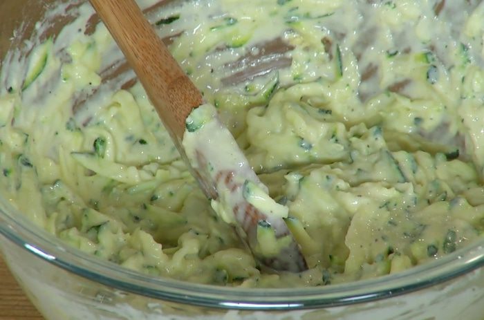 Оладушки из цукини с яйцами и карамелизированным луком 