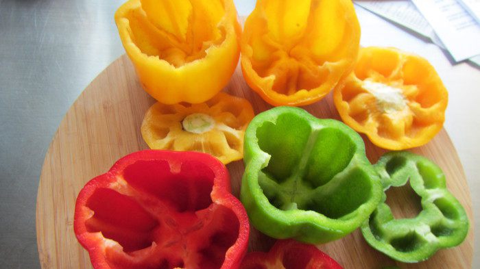 Перцы, фаршированные вялеными томатами и рикоттой