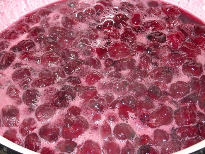Варенье из вишни с корицей и коньяком