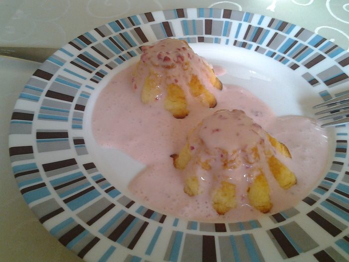 Воздушные творожники в духовке с ягодным соусом