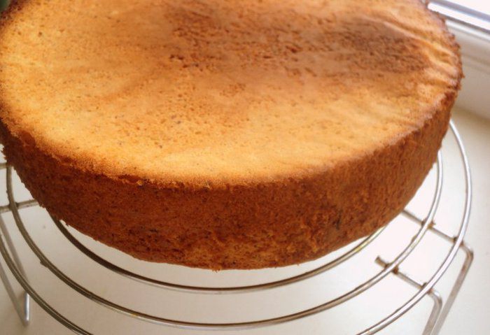 Ореховый торт с карамелизированными яблоками