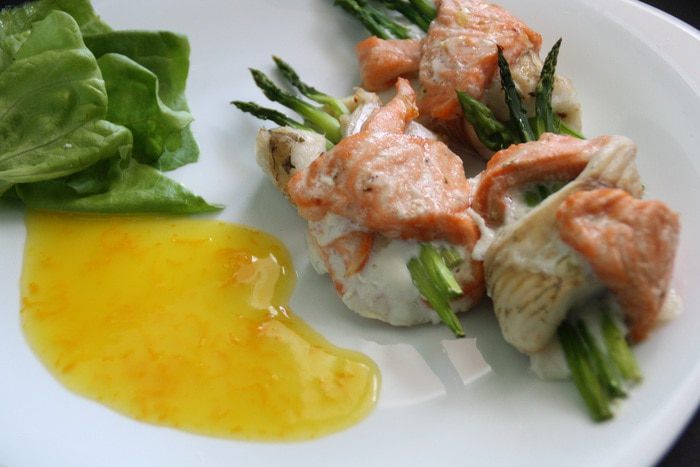 Дуэт из двух видов рыб со спаржей