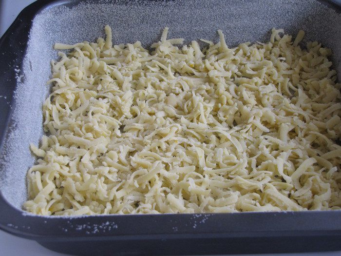 Тертый пирог с творогом и грушами