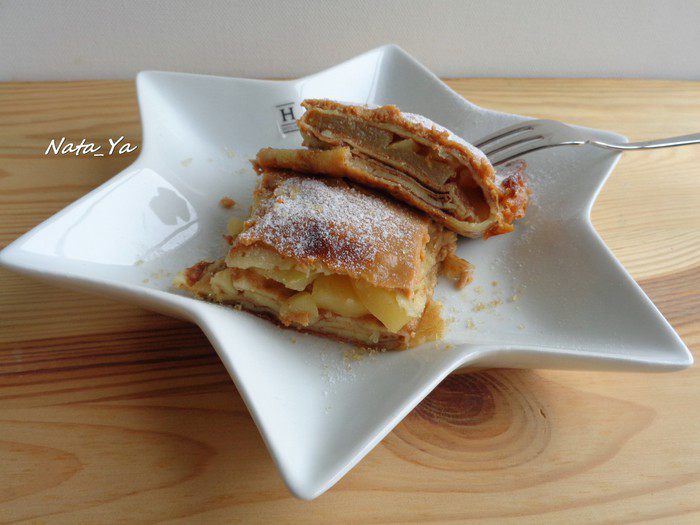 Запеченные блинчики с яблоками и сгущенкой