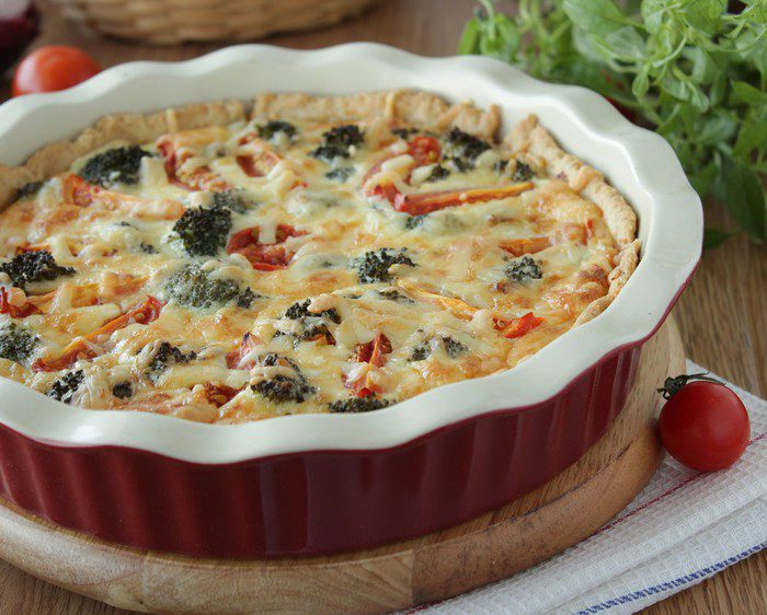 Киш с брокколи, ветчиной и помидорами