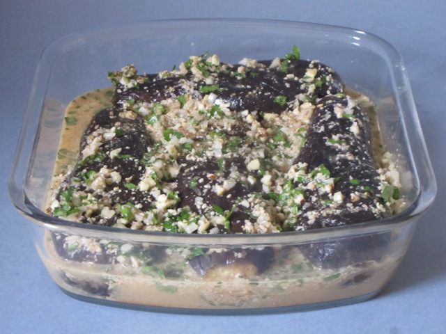 Маринованые баклажаны с орехами и сельдереем