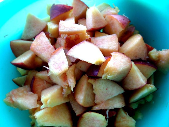 Шарлотка с нектаринами