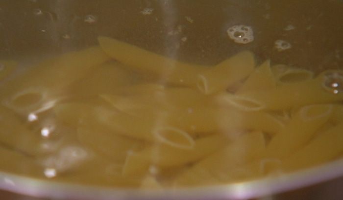 Паста с помидорами черри и красным песто 