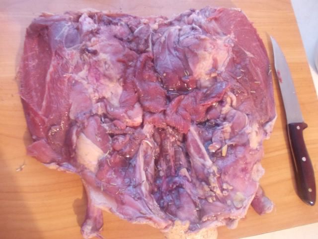 Фаршированная утка яблоками и сухофруктами