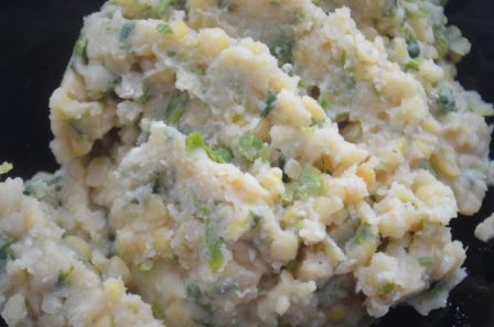 Лепешки с горохово-чесночной начинкой