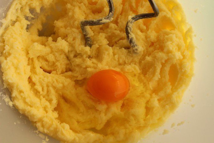 Куличи с апельсиновой цедрой и вяленой клюквой