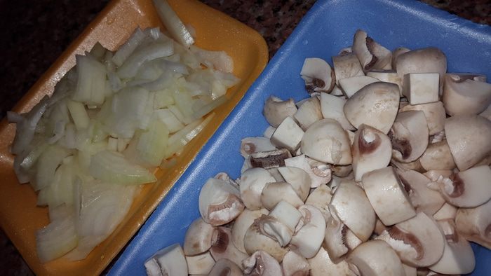 Капуста тушеная с курицей и грибами