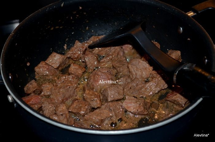 Пряная говяжья вырезка с манго сальсой