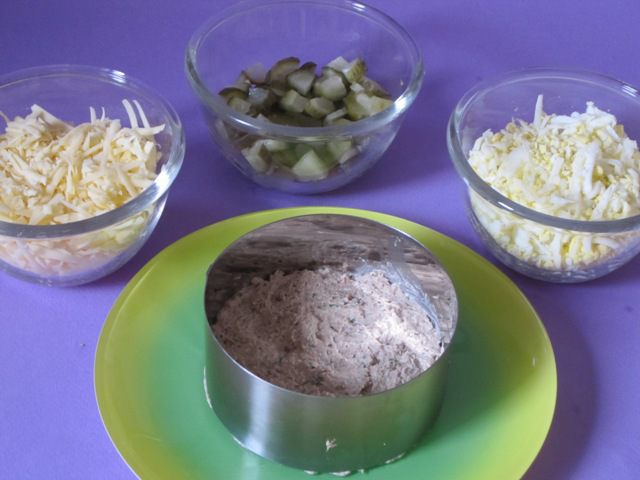 Мясной слоеный салат