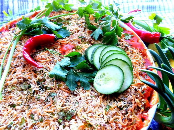 Баварские колбаски с итальянской пастой под сырным штрейзелем