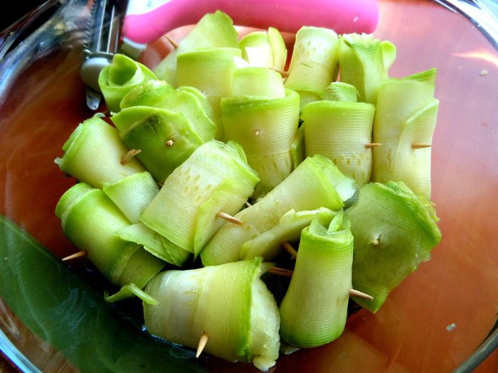 Маринованные роллы из молодых кабачков